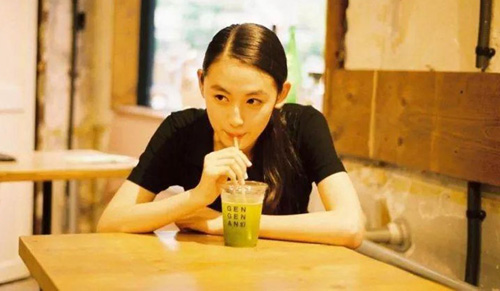 發(fā)朋友圈曬喝奶茶的短句，喝奶茶發(fā)朋友圈的句子